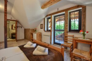 lóżko małżeńskie oraz wyjście na balkon