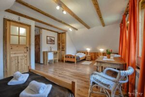 dwa lóżka pojedyncze oraz lóżko małżeńskie