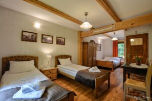 dwa lóżka pojedyncze oraz lóżko małżeńskie