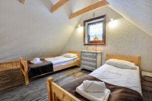 dwa lóżka pojedyncze